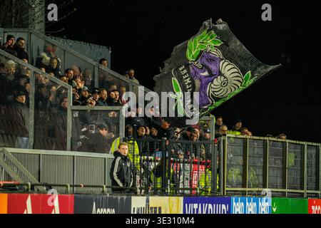 Amsterdam, Paesi Bassi. 20 marzo 2026. AMSTERDAM, PAESI BASSI - 20 MARZO: Tifosi dell'Almere City FC durante l'incontro olandese Keuken Kampioen Divisie tra Jong Ajax e Almere City FC allo Sportcomplex De Toekomst il 20 marzo 2026 ad Amsterdam, Paesi Bassi. (Foto di Patrick Goosen/Orange Pictures) credito: Orange Pics BV/Alamy Live News Foto Stock