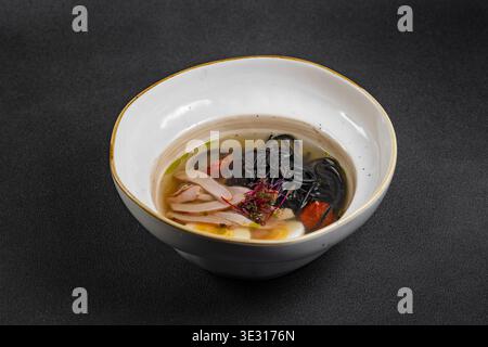 zuppa di spaghetti di pollo. Zuppa di curry primo piano piatto giapponese piatto cinese. zuppa di pollo con tacchino e spaghetti neri. Foto Stock