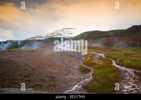 Tramonto nella zona geotermale di Haukadalur in Islanda Foto Stock