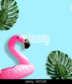 Sfondo tropicale estivo con spazio per copiare un testo, fenicottero rosa con foglie di monstera. Foto Stock