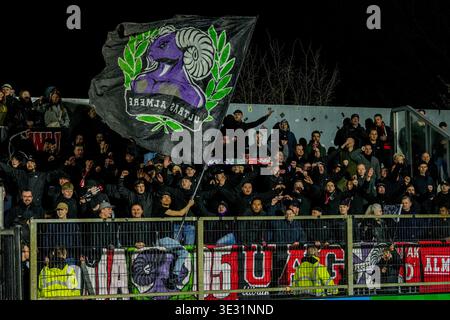 Amsterdam, Paesi Bassi. 20 marzo 2026. AMSTERDAM, PAESI BASSI - 20 MARZO: Tifosi dell'Almere City FC durante l'incontro olandese Keuken Kampioen Divisie tra Jong Ajax e Almere City FC allo Sportcomplex De Toekomst il 20 marzo 2026 ad Amsterdam, Paesi Bassi. (Foto di Patrick Goosen/Orange Pictures) credito: Orange Pics BV/Alamy Live News Foto Stock