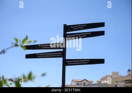 Cartellone segnaletico direzionale a Ermoupolis, Syros, Grecia che mostra le attrazioni e i luoghi di interesse nei dintorni Foto Stock