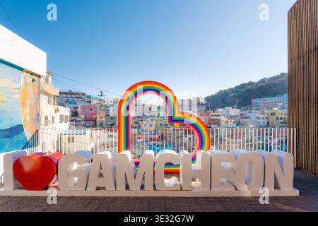 Adoro il segno Gamcheon con il cuore arcobaleno in un villaggio colorato Foto Stock