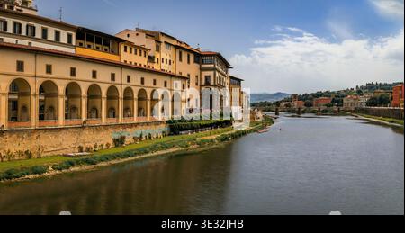 Il corridoio Vasariano e la Galleria degli Uffizi si affacciano sul fiume Arno vicino al famoso Ponte Vecchio nel Centro storico di Firenze Foto Stock