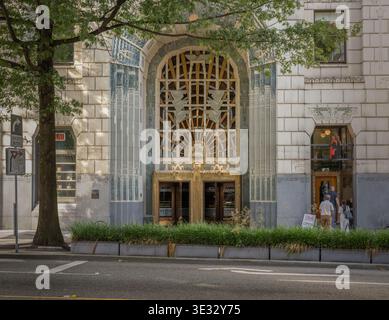 Ingresso al Marine Building con dettagli art deco nel centro di Vancouver - Vancouver, British Columbia, Canada Foto Stock