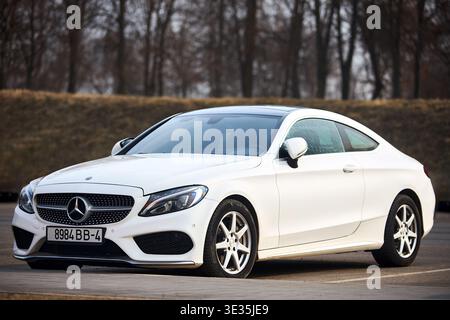Minsk, Bielorussia - 17 marzo 2026: Mercedes Classe C Coupé quarta generazione C205 Classe C prodotta da Mercedes-Benz parcheggiata in strada Foto Stock