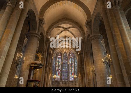 Una suggestiva vista interna della Basilique Saint-Nazaire nella storica Cité de Carcassonne, situata nel sud della Francia. Foto Stock