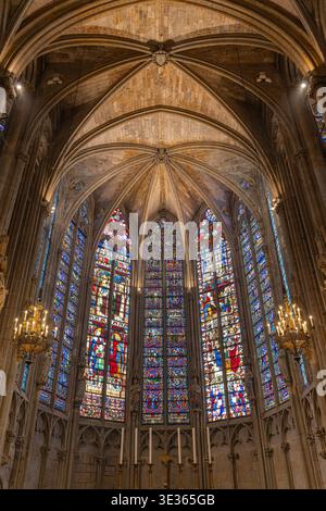 Una suggestiva vista interna della Basilique Saint-Nazaire nella storica Cité de Carcassonne, situata nel sud della Francia. Foto Stock