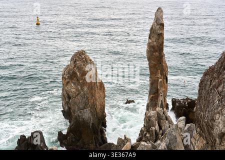 Una vista ad alto angolo cattura l'iconica Chuam Candlestick Rock e le montagne marine circostanti a Sol Beach, Samcheok, Corea del Sud, con il surf che si schianta Foto Stock