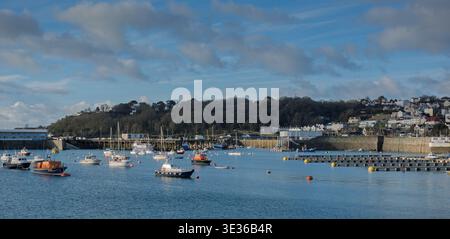 Vista del porto di St Peter Port, Guernsey che guarda verso Havelet Foto Stock