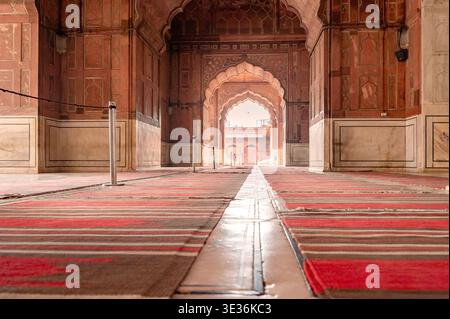 La Prayer Hall, Jama Masjid, Old Delhi, India il nome completo di questa moschea è Masjid-i-Jehan-Numa, è una delle più grandi moschee dell'india. Lo era Foto Stock