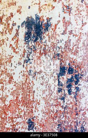 Sbucciatura della texture della vernice su una parete arrugginita con superficie Vintage Grunge e strati di sfaldatura Foto Stock