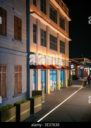 Wuhan, Cina - 19 marzo 2025: Edifici in stile tradizionale con una calda illuminazione architettonica in un quartiere storico. L'immagine mostra la struttura ristrutturata Foto Stock