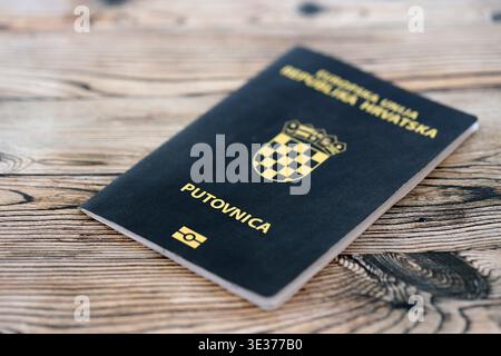 Passaporto croato sul tavolo da vicino. Libro ufficiale dei documenti di identificazione per i cittadini della Croazia. Concetto di viaggio e turismo in Croazia Foto Stock