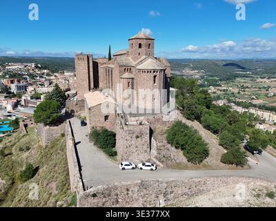 Vista aerea del castello e della chiesa di Cardona in Spagna Foto Stock