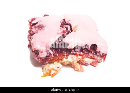Insalata di aringhe sotto pelliccia isolata su bianco Foto Stock