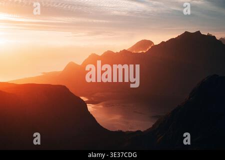 Vista aerea delle isole Lofoten, paesaggio, montagne e fiordo nel nord della Norvegia, sole di mezzanotte, paesaggi tranquilli, natura selvaggia, splendida Scandinavia des Foto Stock
