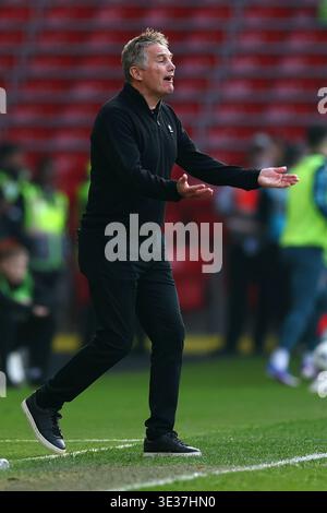 Sheffield, Regno Unito. 21 marzo 2026. Phil Parkinson manager di Wrexham durante il match Sheffield United vs Wrexham Sky Bet Championship a Bramall Lane, Sheffield. Si dovrebbe leggere: Simon Bellis/SportimageSheffield, Inghilterra, 21 marzo 2026. Durante il match Sheffield United vs Wrexham Sky Bet Championship a Bramall Lane, Sheffield. Il credito per immagini dovrebbe essere: Simon Bellis/Sportimage Credit: Sportimage Ltd/Alamy Live News Foto Stock