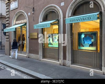 Tiffany & Co. Boutique, Roma, Italia. Facciata di un negozio di gioielli di lusso con tende color acquamarina e vetrine vicino a Piazza di Spagna. Foto Stock