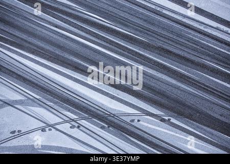 Tracce e impronte di pneumatici per auto sulla neve fresca, Schoeneberg, Berlino, Germania Foto Stock