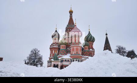 Cattedrale di San Basilio cupole e guglie coperte di neve invernale, Mosca Russia Foto Stock