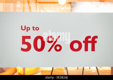 Sconti fino al 50% sulle vendite per vetrine di negozi al dettaglio Foto Stock