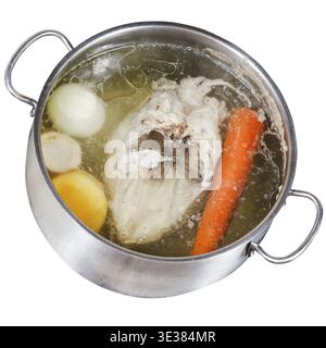 Bollitura della zuppa di pollo con verdure aromatizzate in una teglia di acciaio isolata su sfondo bianco Foto Stock