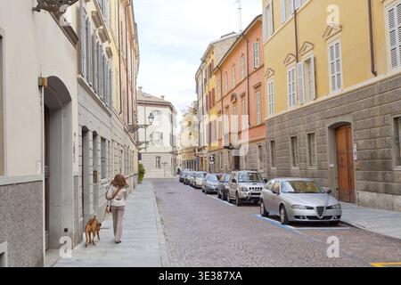 Pittoresca strada di Parma, Italia in autunno Foto Stock