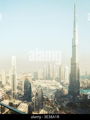 Dubai - incredibile skyline del centro città con grattacieli di lusso dalla finestra dell'hotel, Emirati Arabi Uniti Foto Stock