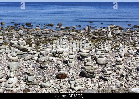 Campo di macerie, spiaggia rocciosa, costa sull'isola di Stora, mucchio di pietra, uomo di pietra, Mar Baltico, Oeland, Kalmar laen, Svezia Foto Stock