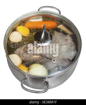 Ebollizione del brodo di manzo con verdure aromatizzate in una teglia di acciaio isolata su sfondo bianco Foto Stock