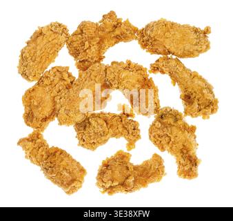 Vista dall'alto di molte ali di pollo fritte in pastella croccanti isolate su sfondo bianco Foto Stock