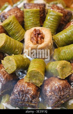 Varietà di dolci turchi disposti su un grande piatto Foto Stock