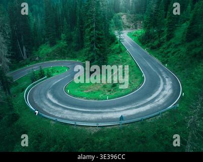 Vista aerea della strada bagnata e della foresta verde in estate Foto Stock