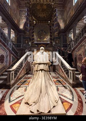 Basilica Papale di Santa Maria maggiore. Roma, Italia. Statua monumentale, ricchi pavimenti in marmo, interni barocchi con scalinate dei turisti. Foto Stock