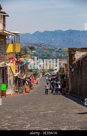 Tepoztlan, Messico - 26 marzo 2024. Colorata strada Matamoros a Tepoztlan Foto Stock