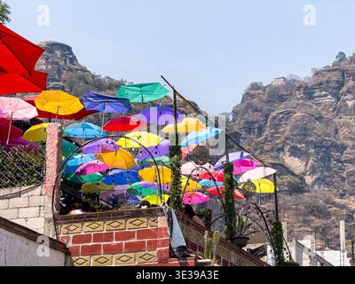 Tepoztlan, Messico - 26 marzo 2024. Ombrelli sul tetto che funzionano come un'ombra Foto Stock