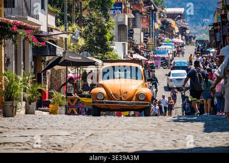 Tepoztlan, Messico - 26 marzo 2024. Vecchio VW Beetle d'epoca sulla strada Foto Stock