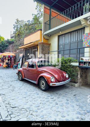 Tepoztlan, Messico - 26 marzo 2024. Vecchio VW Beetle d'epoca sulla strada Foto Stock