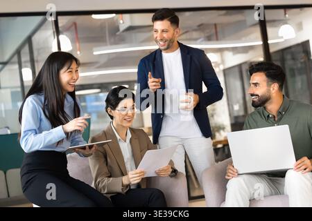 Allegro team di business multietnico che collabora al progetto Foto Stock