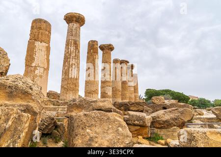 Particolare delle otto colonne doriche del Tempio di Eracle nella Valle dei Templi, Sicilia. La prospettiva ad angolo basso enfatizza la maestosità di Foto Stock