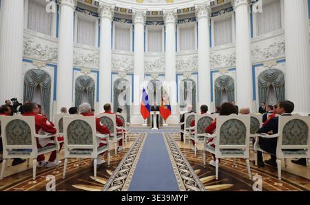 Mosca, Russia. 19 marzo 2026. Il presidente russo Vladimir Putin, pronuncia le sue osservazioni durante una cerimonia per gli atleti russi paralimpici invernali al Cremlino, 19 marzo 2026, a Mosca, in Russia. Alla Russia è vietato partecipare alle Olimpiadi, ma è stata concessa un'esenzione per i Giochi Paralimpici di Milano 2026. Crediti: Vyacheslav Prokofyev/piscina del Cremlino/Alamy Live News Foto Stock