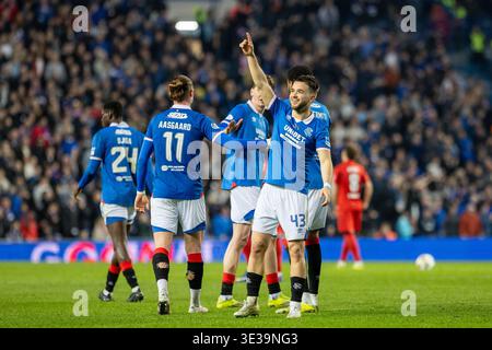 21 marzo 2026, Glasgow, Regno Unito. I Rangers hanno giocato con l'Aberdeen all'Ibrox Stadium di Glasgow, Scozia, Regno Unito in una partita della William Hill Premiership. Il punteggio finale è stato Rangers 4 - 1 Aberdeen. Nicolas Raskin (R42) ondata ai tifosi dopo aver segnato il 3° gol dei Rangers in 62 minuti. Crediti: Findlay/Alamy Live News Foto Stock