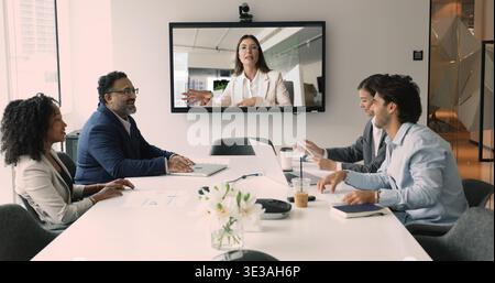 Riunione del personale del team aziendale al tavolo dell'ufficio Foto Stock