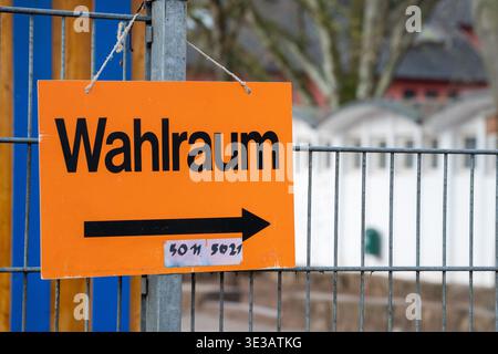 Treviri, Germania. 22 marzo 2026. Un cartello per la stazione elettorale è esposto in una palestra scolastica. Oggi si svolgono le elezioni statali in Renania-Palatinato. Credito: Harald Tittel/dpa/Alamy Live News Foto Stock
