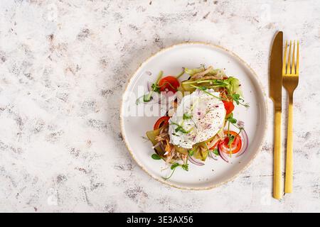 Panino aperto sano con maiale tirato e uovo in camicia. Vista dall'alto Foto Stock