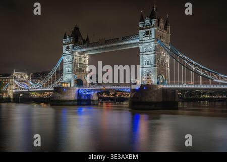 Splendida vista del Tower Bridge illuminato da luci dorate e blu sul Tamigi, Londra Foto Stock
