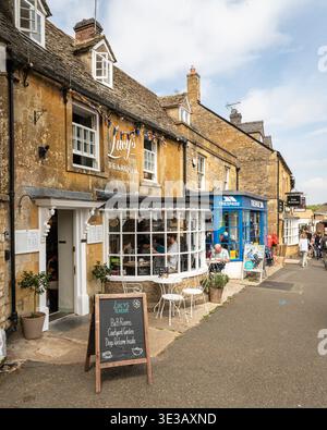 L'affascinante esterno del Lucy's Tearoom nel villaggio di Stow-on-the-Wold, Cotswolds, Inghilterra Foto Stock