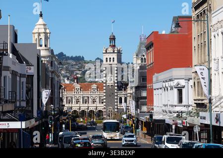 Vista lungo la via centrale di Dunedin verso la torre dell'orologio della stazione ferroviaria di Dunedin, Otago, South Island, nuova Zelanda. Foto Stock