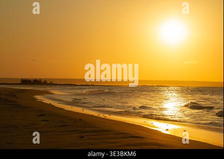 Tramonto sull'oceano, Tofo, Mozambico Foto Stock